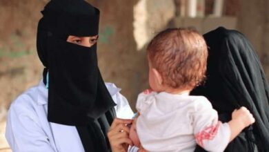 دكتورة تفحص وفيات الحصبة