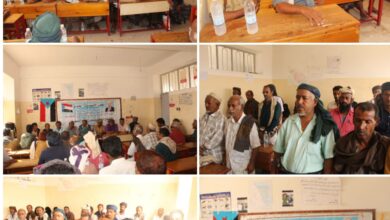 انعقاد اجتماع الفصل الأول للقيادة المحلية للمجلس الإنتقالي بمديرية كرش الإدارة الإعـــلامية: عقدت القيادة المحلية للمجلس الانتقالي الجنوبي بمديرية كرش محافظة لحج اجتماعها الفصلي الأول للعام الجاري 2024م برئاسة الاستاذ هارون مقبل الصُّمّه الحميدي رئيس القيادة المحلية. وفي مستهل الاجتماع المنعقد صباح اليوم السبت بمدرسة الشهيد ناصر بكرش وقفت القيادة المحلية دقيقة حداد لقراءة الفاتحة على أرواح شهداء كرش والجنوب عامة، اعقب ذلك كلمة لرئيس القيادة المحلية للمجلس هارون الصمه استعرض من خلالها اخر التطورات السياسية على الساحة الجنوبية متطرقا لبعض الجوانب التنظيمية المتعلقة بأعمال المجلس. من جانبه اوضح الاستاذ منصور محمود النمي مدير الإدارة السياسية بالهيئة التنفيذية للمجلس حجم الضغوطات التي تواجهها قيادة المجلس الانتقالي الجنوبي بفعل قوى إمبريالية عميلة، وأطراف سياسية اقليمية ودولية تمارس سياسة لي الذراع من خلال عبثها بالملف الإقتصادي وتردي الخدمات في العاصمة عدن وبقية محافظات الجنوب، يرافق ذلك هجمة اعلامية مضللة تقودها المطابخ الإعلامية المعادية لمسار القضية الجنوبية بهدف ايجاد فجوة تمكنها من اختراق جدار الثقة بين شعب الجنوب وقيادته السياسية، محذرا في الوقت ذاته من الإنجرار أو التأثر بتلك الشائعات وداعيا الى مزيد من التعاضد وتوحيد الكلمة والصف والوقوف خلف قيادتنا السياسية للمضي قدما نحو الاستحقاقات المنشودة. كما استعرض مدير الادارة التنظيمية الاستاذ طه الدلي التقرير الفصلي لسير اعمال رئيس واعضاء الهيئة التنفيذية للمجلس من بداية شهر يناير وحتى ابريل من العام الجاري. هذا وقد ناقش الاجتماع العديد من القضايا المتعلقة بالجوانب التنظيمية والخدمية،مؤكدا على وقوف القيادة المحلية ودعمها للاخ مدبر عام المديرية عضو لجنة انتقالي المحافظة الاستاذ عماد غانم رجل المرحلة ورائد البناء والتنمية والإداري الناجح والمقتدر على إدارة شؤون المديرية. وخرج الاجتماع بجملة من القرارات والتوصيات.