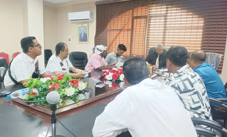 محافظ لحج يترأس اجتماعين لفتح مظاريف مشروع مدينة الألعاب بالحديقة